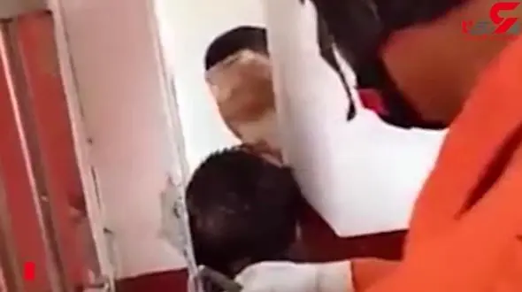 یک کلاس اولی بین دیوار و  ستون مدرسه گیر کرد! + فیلم 