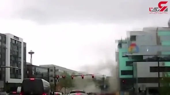 فیلم وحشتناک از لحظه سقوط جرثقیل بر روی خودروها