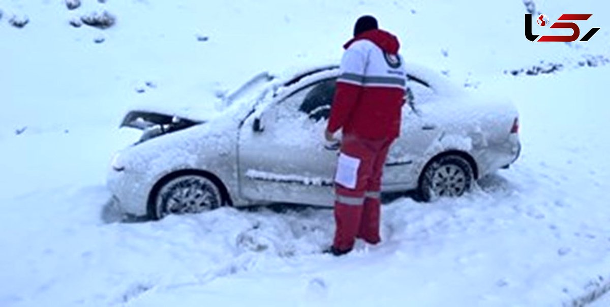 رهاسازی ۱۴۷ خودرو در محورهای برفی لرستان/ به ۴۴۸ نفر امدادرسانی شد