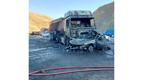 عکس های آتش سوزی تریلی و پژو در کردستان