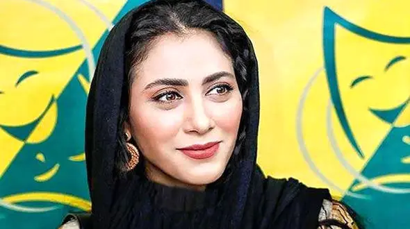 ژست جالب مونا فرجاد در استوری جدیدش 