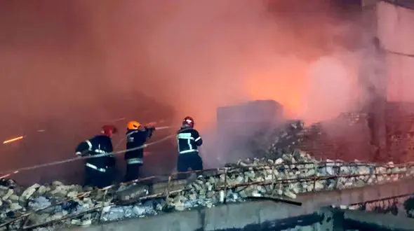 آتش‌سوزی در انبار و فروشگاه لوازم ساختمانی در کرمانشاه + فیلم