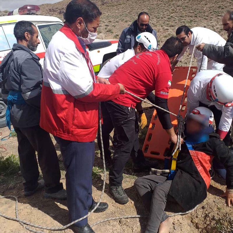 نجات زن باردار سقوط کرده در چاه توسط نجاتگران خراسان جنوبی