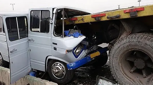 تصادف خونین مینی بوس با تریلی در شیراز + وضعیت مصدومان