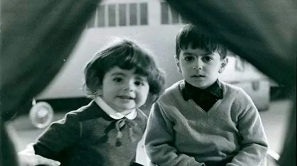 سفر به ایام قدیم سال۱۳۴۶ / رضا و فرحناز پهلوی درحال خوردن غذا  در قطار سوئیس !