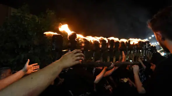 حضور عجیب زن بی‌حجاب و بد پوشش در دسته عزاداری تهران + عکس باور نکردنی