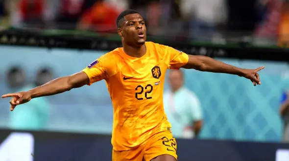 بوسه جنجالی روی گونه بازیکن تیم ملی هلند حاشیه ساز شد +عکس