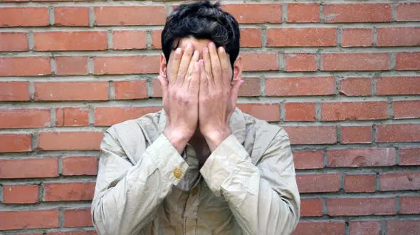 شب خواب بودم که هم اتاقی ام بالای سرم آمد /  التماس هایم را گوش نداد + عکس