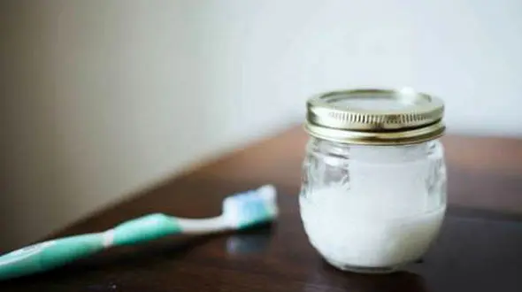 با مواد طبیعی در خانه خمیر دندان درست کنید