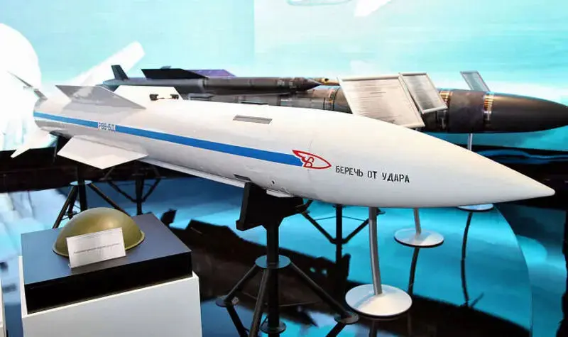 سوخو  ۳۵- R‑۳۷M موشکی با برد تخمینی چند صد کیلومتر (در برخی منابع تا حدود ۳۵۰ کیلومتر گزارش شده)، سرعت بسیار بالای ۶ ماخ و کلاهک ۶۱ کیلوگرمی است