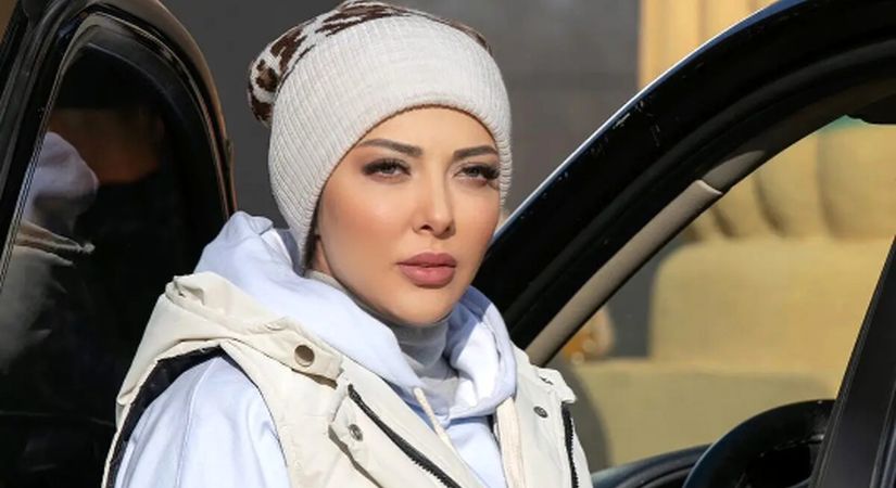 طرح عجیب لباس خانم بازیگر/ ترکیب آناناس و گل روی لباس خانم اوتادی