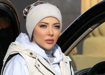 طرح عجیب لباس خانم بازیگر/ ترکیب آناناس و گل روی لباس خانم اوتادی