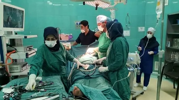 انجام عمل جراحی حساس و نادر در کمتر از 27 دقیقه / حال پیرزن بروجنی خوب است