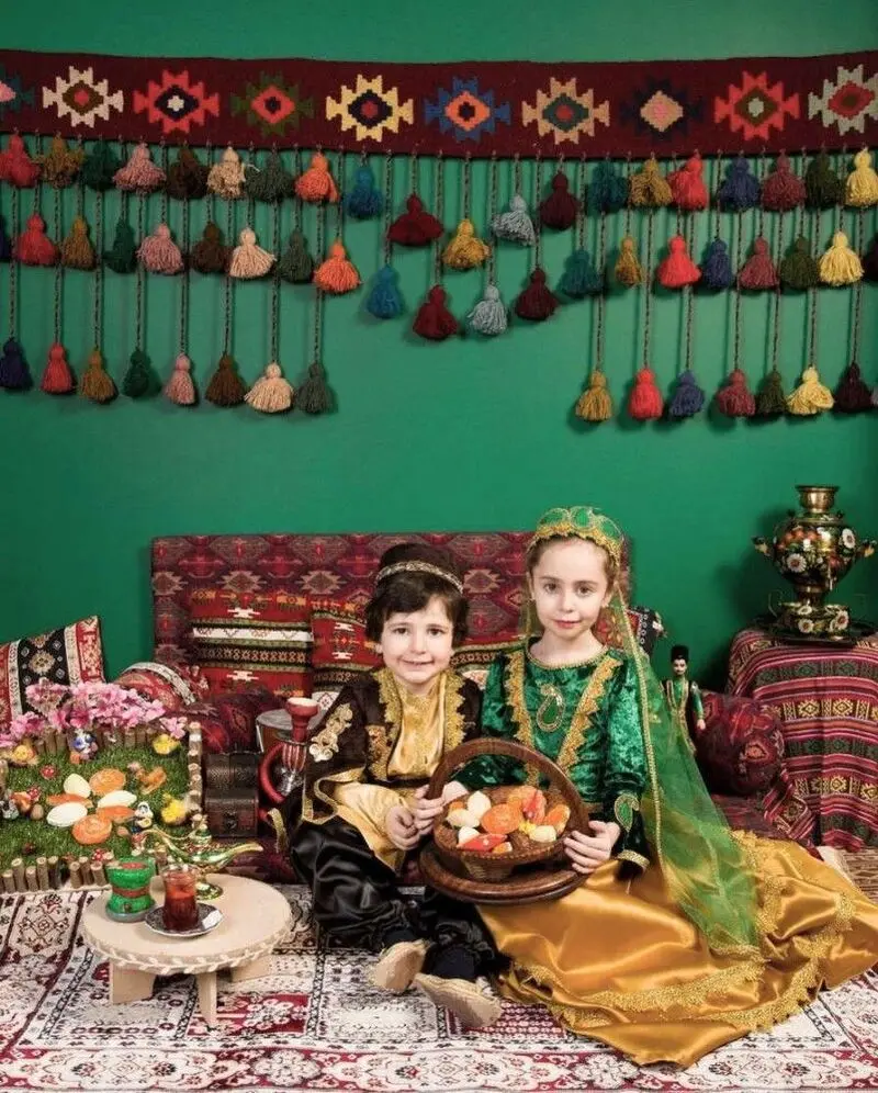 ژست عکس یلدا کودک | ژست عکس شب یلدا 1404 برای کودکان دخترانه و پسرانه آتلیه ای و در خانه
