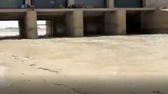 آب به هیرمند رسید / افغانستان حقابه را نداد، سیل آب را به سیستان رساند + فیلم