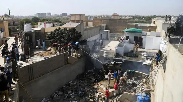 تعداد قربانیان سقوط هواپیما در پاکستان بیش از ۹۰ نفر اعلام شد