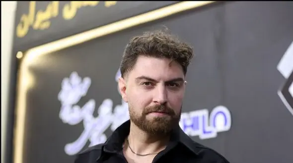نگاهی به گوشه ای از دکوراسیون خونه امیرحسین فتحی بازیگر جذاب سریال شغال، جیران، شهرزاد مزین به المان های هنری و کتابخانه ای بزرگ/ بیخود نیست بهش میگن آقازاده سینمای ایران!