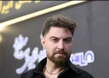 نگاهی به گوشه ای از دکوراسیون خونه امیرحسین فتحی بازیگر جذاب سریال شغال، جیران، شهرزاد مزین به المان های هنری و کتابخانه ای بزرگ/ بیخود نیست بهش میگن آقازاده سینمای ایران!