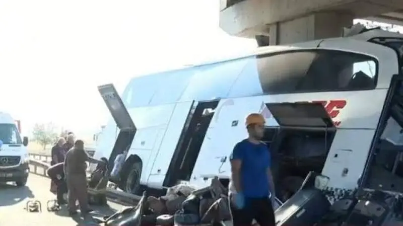 برخورد اتوبوس با پل درترکیه