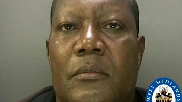 روش نامتعارف کشیش کفتارصفت برای بیرون راندن شیطان از بدن کودکان در استخر+ عکس