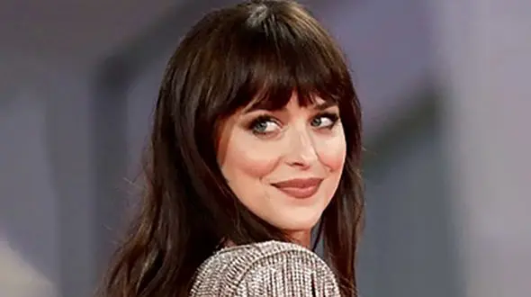 عکس تتوی فارسی بدن خانم بازیگر  هالیوودی ! / داکوتا جانسون از عشق ایرانی می گوید !