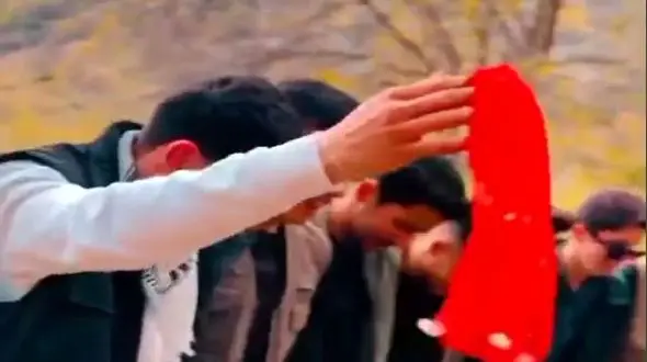 آواز و رقص کردی چندتا پسر با تیپ امروزی / چه قدر قشنگ رقصیدن!