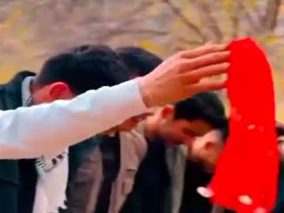 آواز و رقص کردی چندتا پسر با تیپ امروزی / چه قدر قشنگ رقصیدن!