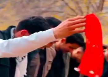 آواز و رقص کردی چندتا پسر با تیپ امروزی / چه قدر قشنگ رقصیدن!