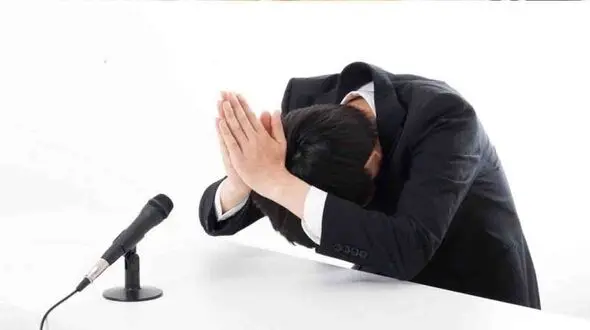 با این نشانه‌ها مچ افرادی را که الکی از شما عذرخواهی می‌کنند بگیرید!

