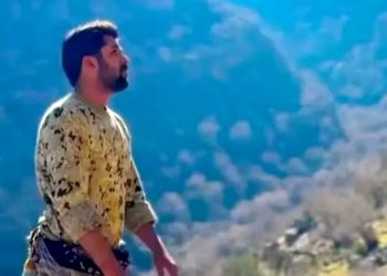 آواز باشکو و محلی سرباز خوش قد و بالای وطن تو کوه / جوری لری خوند که رفیقاش بهش افتخار کردند