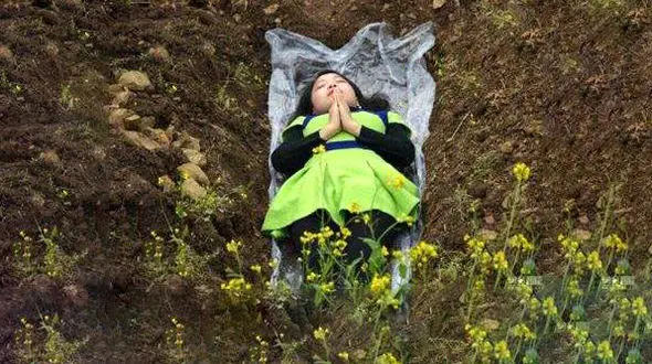 این 6 زن مطلقه در قبرستان می خوابند!+ عکس