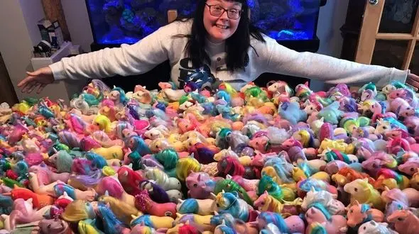 زن انگلیسی صاحب کلکسیون اسب های کوچک «پونی »