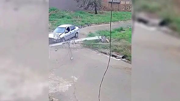 خودروی سواری تیر چراغ برق را از جا کند + فیلم