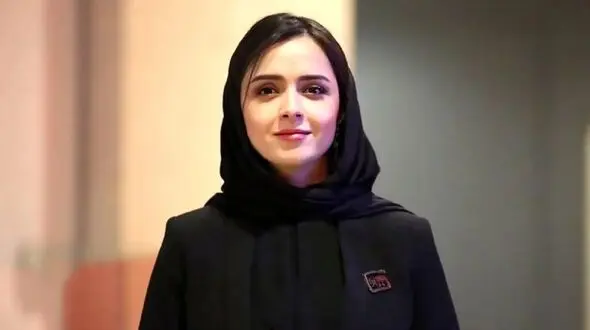 عکس / نگاهی به چیدمان ساده و مینیمال خانه ترانه علیدوستی / از آباژور نقلی تا تابلو های خاص و مبلمان راحتی و ساده !