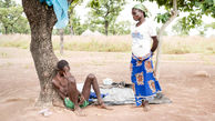 غل و زنجیر کردن بیماران روانی به درخت!+عکس / غنا
