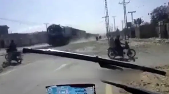 فیلم لحظه دلهره آور فرار موتورسواران از له شدن در زیر قطار