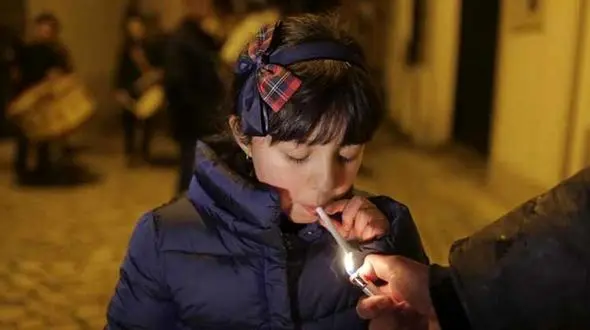 مراسم جنجالی سیگار کشیدن کودکان پرتغالی + تصاویر