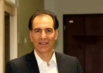 فیلم/ نگاهی به سلیقه همسر بهنام تشکر در چیدمان خانه مشترکشان/ از شلوغ کردن فضای اطراف ناهاخوری با لوازم دکوری تا مبلمان قدیمی و استفاده از لوستر ژاپنی در ورودی خانه