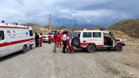 18 ساعت عملیات نجات جان پیرمرد ۷۵ ساله توسط هلال احمر ایلام / در کوههای منطقه کنجانچم مهران رخ داد + تصاویر