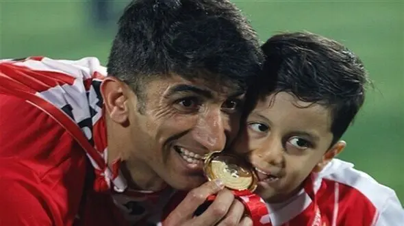 عکس | لحظات خاص و پدرانه فوتبالیست‌های ایرانی در میدان فوتبال