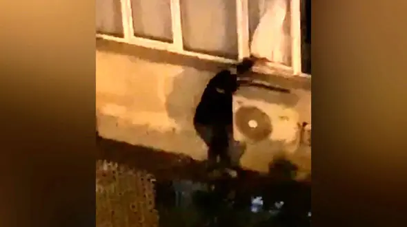 فیلم صحنه ورود و خروج یک دزد پنجره رو داخل خانه ای در تهران/ همسایه فقط فیلم گرفت به پلیس خبر نداد!