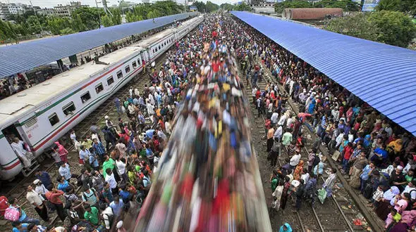 تصاویر شوکه‌کننده از ازدحام مسافران قطار در بنگلادش 