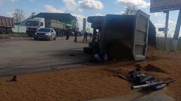 مرگ وحشتناک دوچرخه سوار زیر چرخ کامیون + فیلم