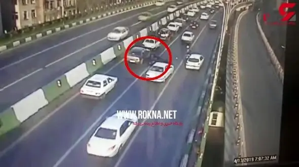 صحنه عجیب از تصادف موتور و پژو +فیلم