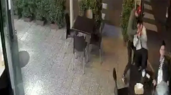 فیلم لحظه حمله سارقان چاقوکش به 2 مرد در مقابل یک رستوران + جزییات
