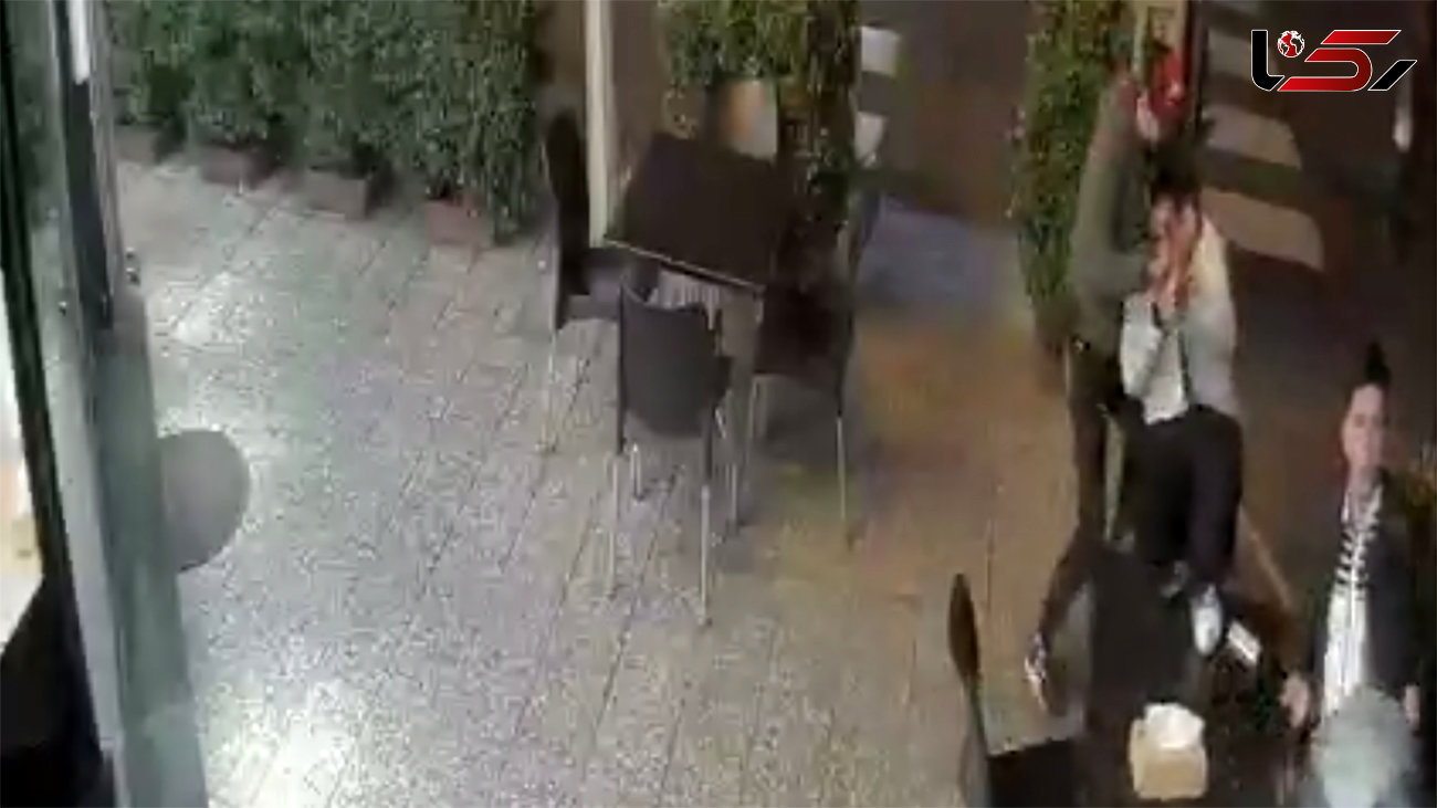 فیلم لحظه حمله سارقان چاقوکش به 2 مرد در مقابل یک رستوران + جزییات