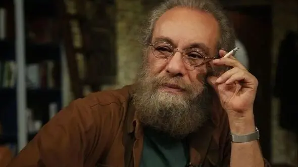 مسعود فراستی زیر بار حرف های رک شهاب عباسی لِه شد: درسته که مسعود 7 سال زندان بوده ولی مریضه! رنگ مورد علاقه اش قهوه ایه کل سینما رو هم قهوه ای کرده! فراستی فکرشم نمیکرد با خاک یکسان بشه