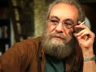 مسعود فراستی زیر بار حرف های رک شهاب عباسی لِه شد: درسته که مسعود 7 سال زندان بوده ولی مریضه! رنگ مورد علاقه اش قهوه ایه کل سینما رو هم قهوه ای کرده! فراستی فکرشم نمیکرد با خاک یکسان بشه