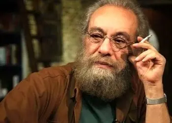 مسعود فراستی زیر بار حرف های رک شهاب عباسی لِه شد: درسته که مسعود 7 سال زندان بوده ولی مریضه! رنگ مورد علاقه اش قهوه ایه کل سینما رو هم قهوه ای کرده! فراستی فکرشم نمیکرد با خاک یکسان بشه