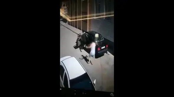 فیلم سرقت عجیب پراید در روز روشن / صاحب خودرو : «پابرهنه دنبال دزد دویدم اما حریفش نشدم »